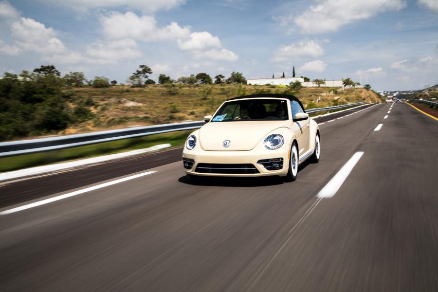  Volkswagen Beetle SEL Final Edition Convertible 2018 года  (NA) (фото 3 из 27)
